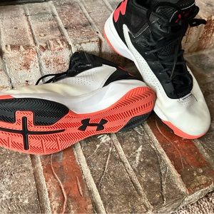 Under armor basketball (high top) tennis shoes